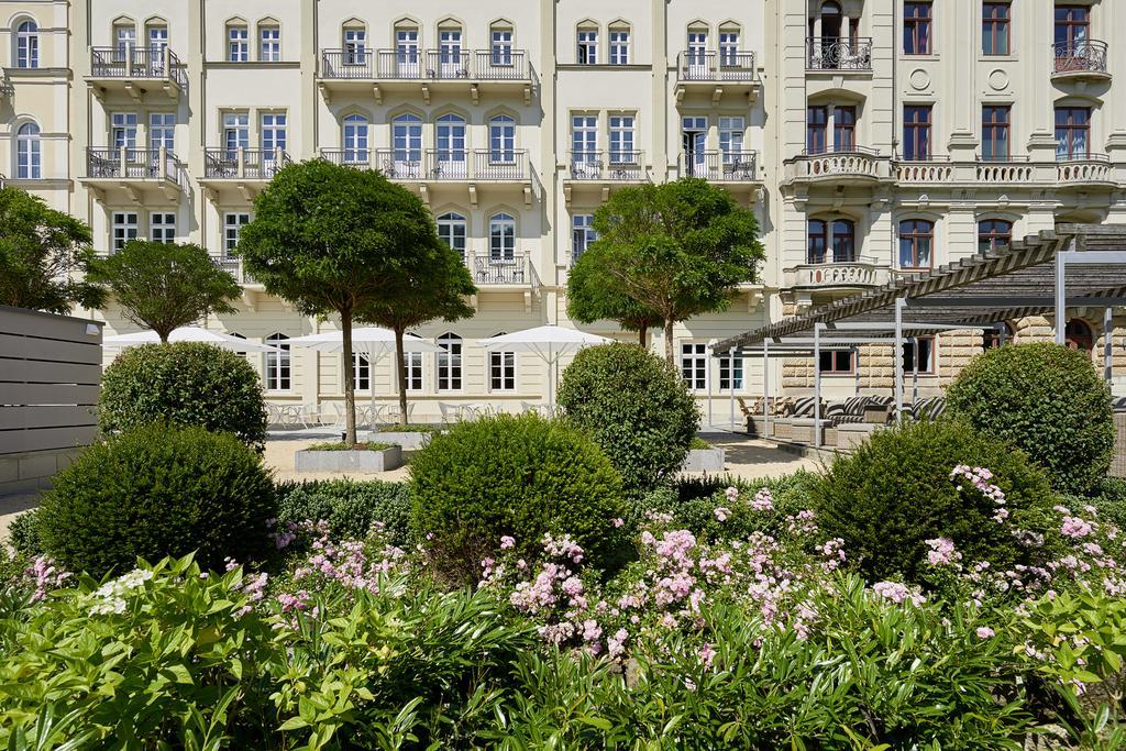 Hotel Elbresidenz An Der Therme Bad Schandau Exterior photo The hotel's garden